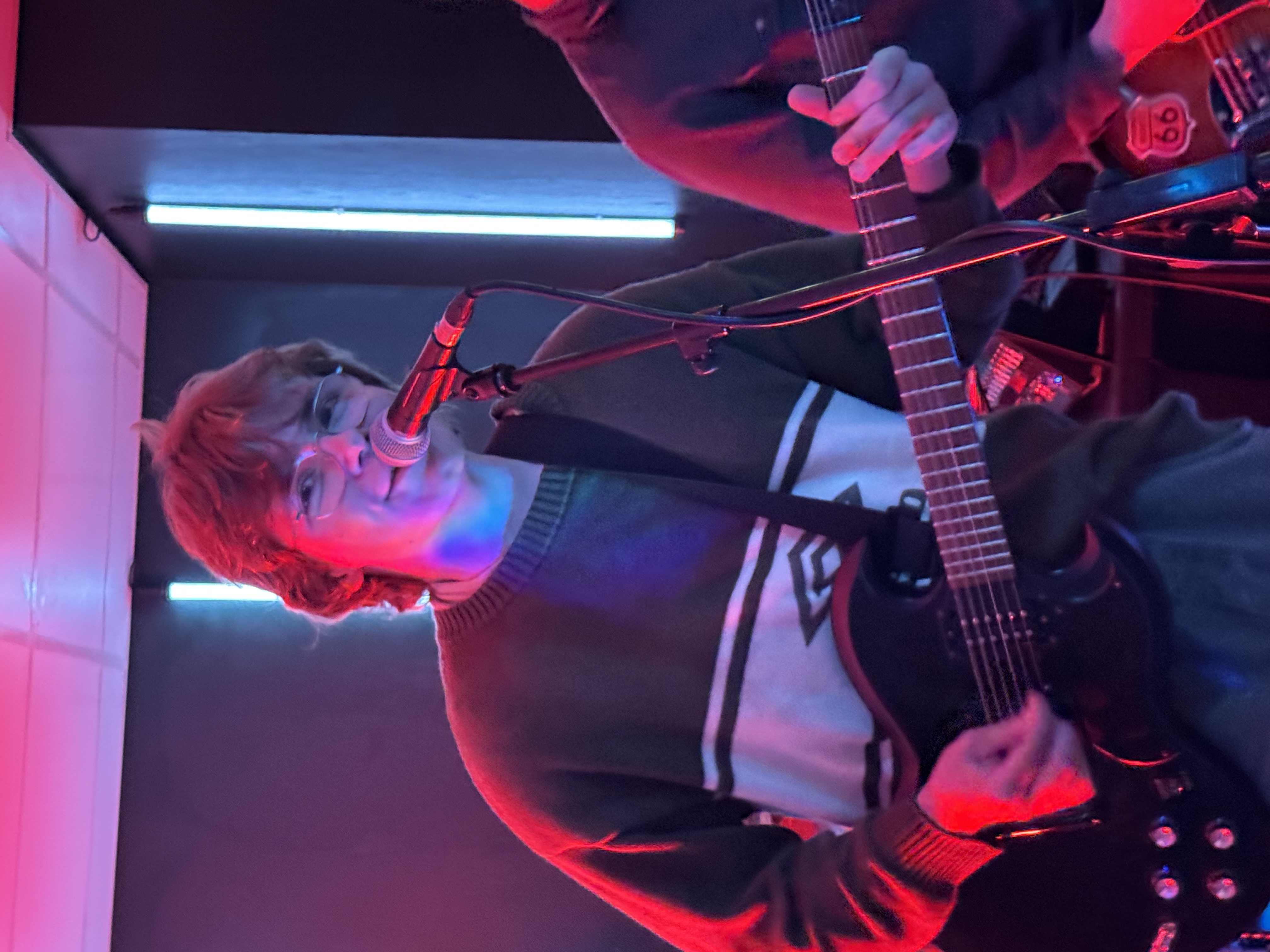 Essykert drummer under blue stage lights